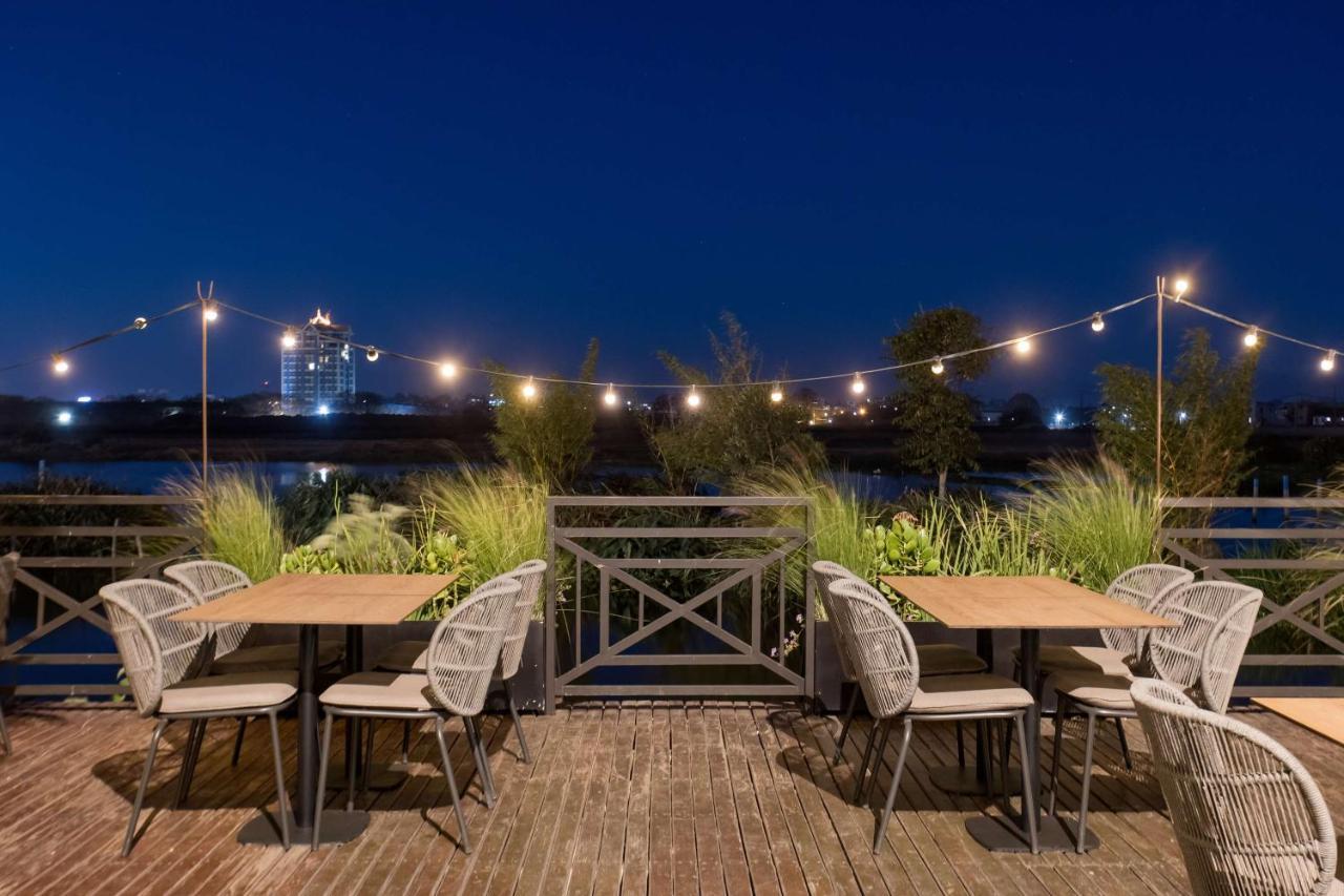 Radisson Hotel Tamboho Waterfront Ανταναναρίβο Εξωτερικό φωτογραφία