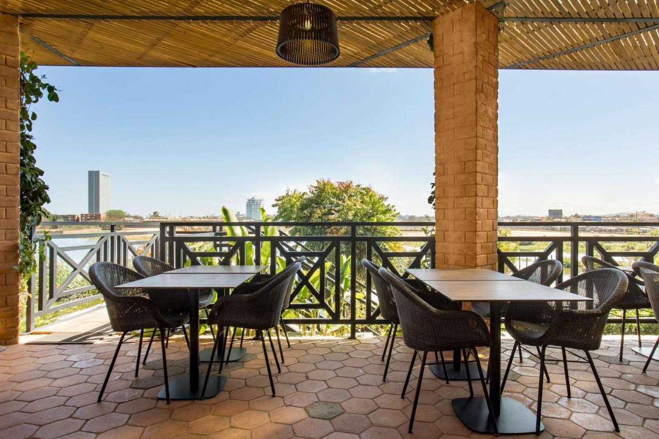 Radisson Hotel Tamboho Waterfront Ανταναναρίβο Εξωτερικό φωτογραφία