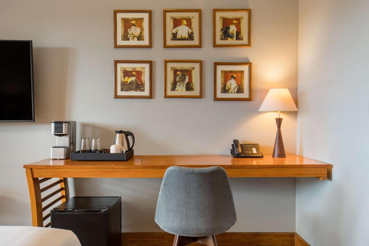Radisson Hotel Tamboho Waterfront Ανταναναρίβο Εξωτερικό φωτογραφία