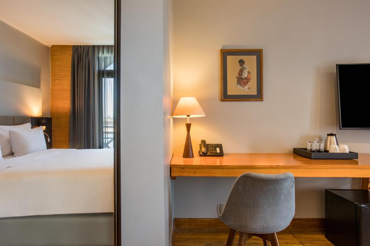 Radisson Hotel Tamboho Waterfront Ανταναναρίβο Εξωτερικό φωτογραφία
