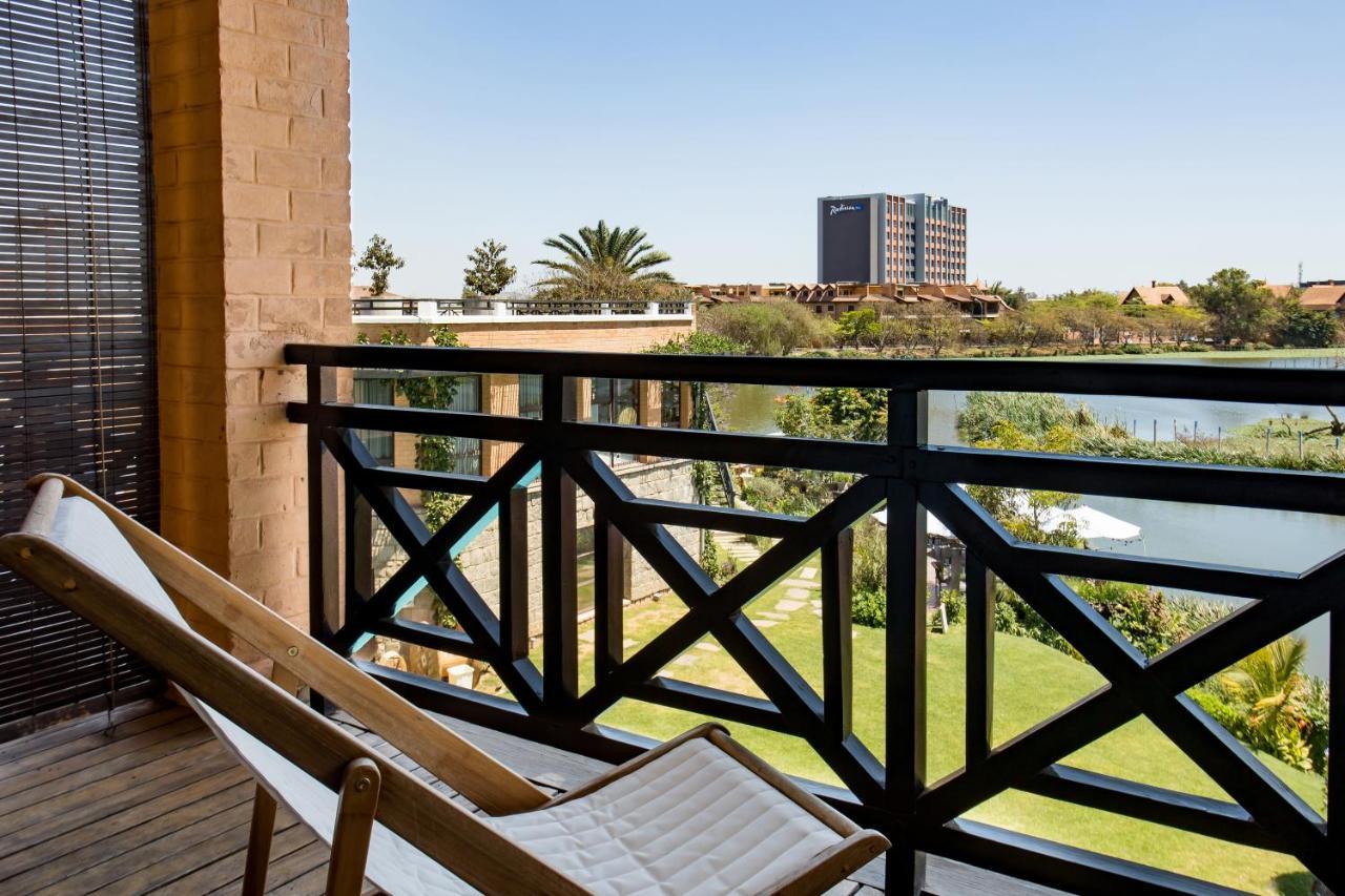 Radisson Hotel Tamboho Waterfront Ανταναναρίβο Εξωτερικό φωτογραφία